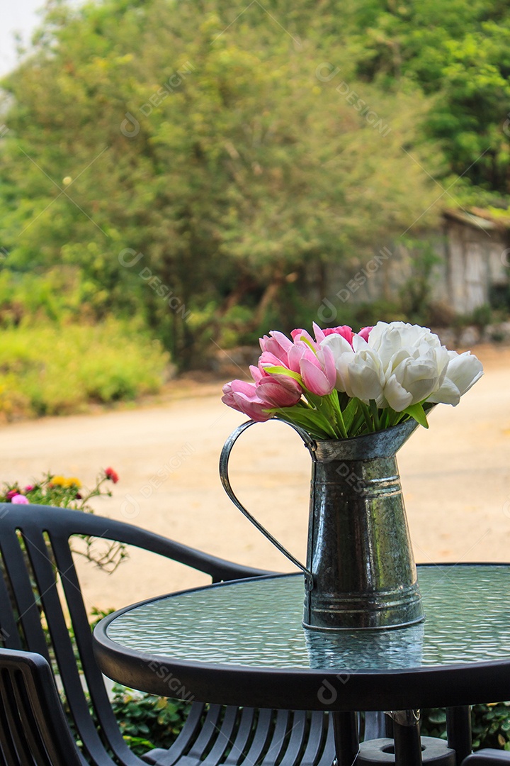 Vaso de flores na mesa de alumínio