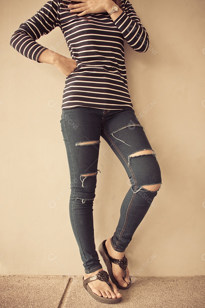 Detalhe da mulher vestindo jeans, fundo de tom vintage