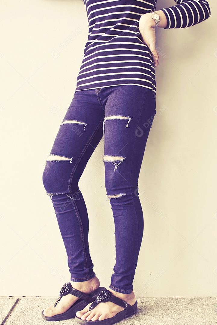 Detalhe da mulher vestindo jeans, fundo de tom vintage