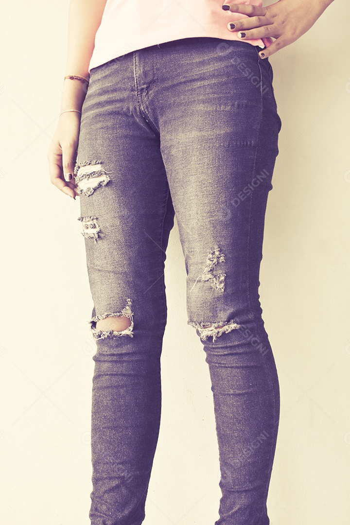 Detalhe da mulher vestindo jeans, fundo de tom vintage