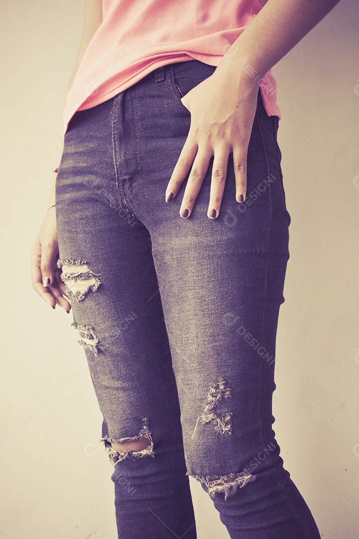 Detalhe da mulher vestindo jeans, fundo de tom vintage