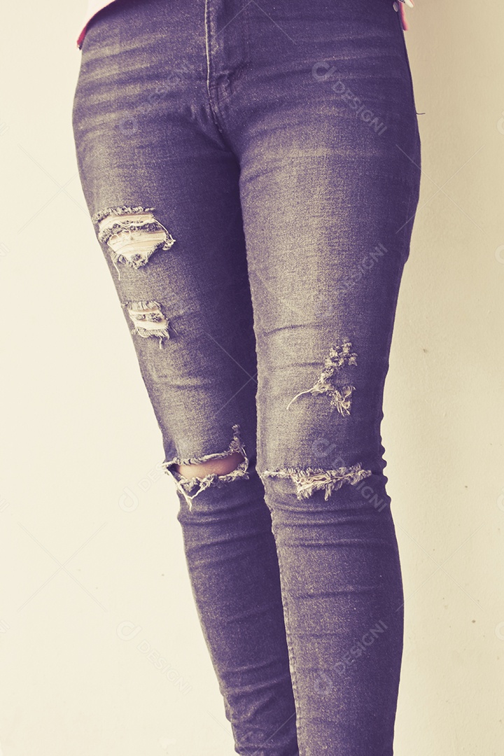 Detalhe da mulher vestindo jeans, fundo de tom vintage