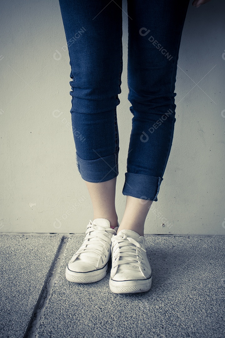 Calça jeans e tênis branco