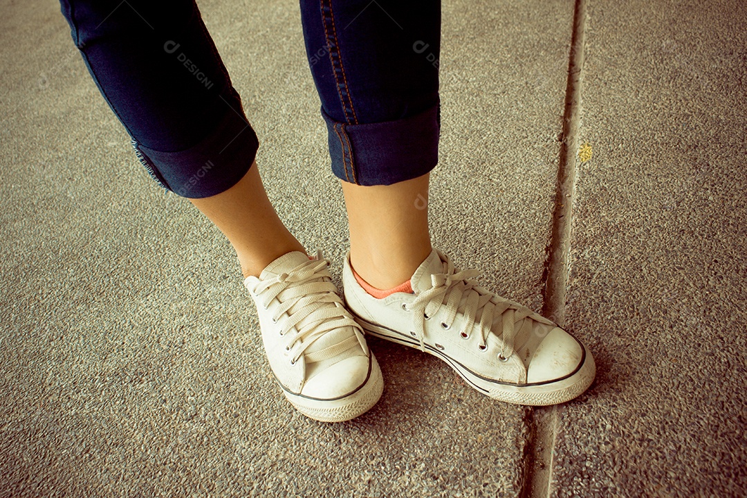 Calça jeans e tênis branco