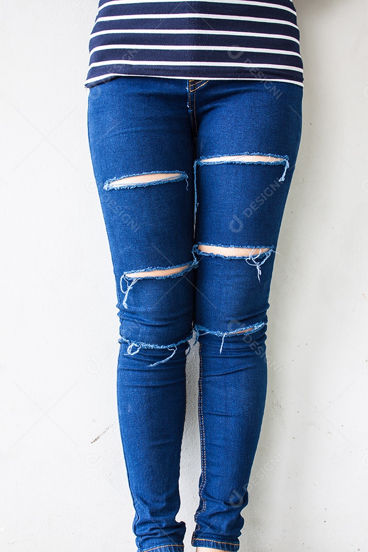 Detalhe da mulher vestindo jeans, fundo de tom vintage