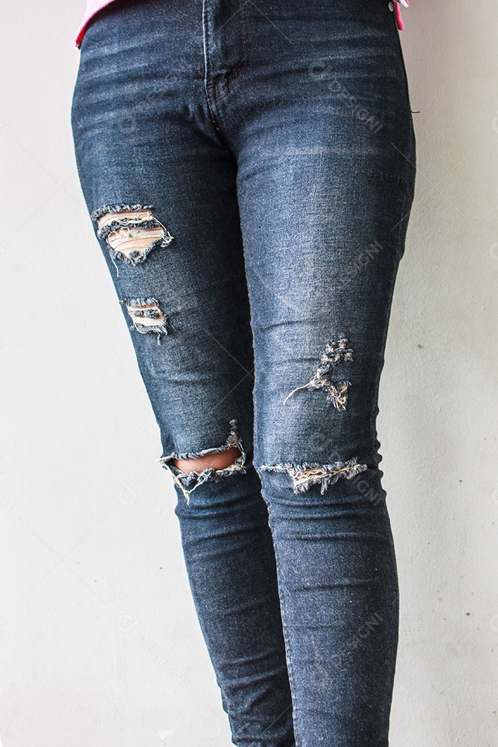 Detalhe da mulher vestindo jeans, fundo de tom vintage