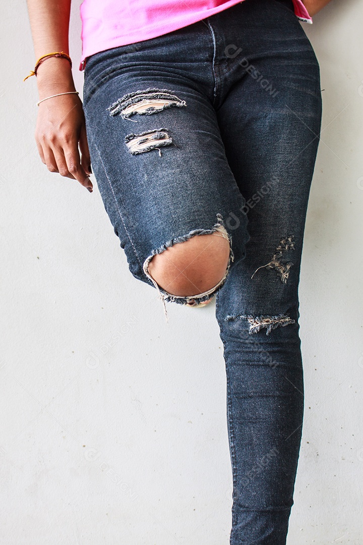 Detalhe da mulher vestindo jeans, fundo de tom vintage