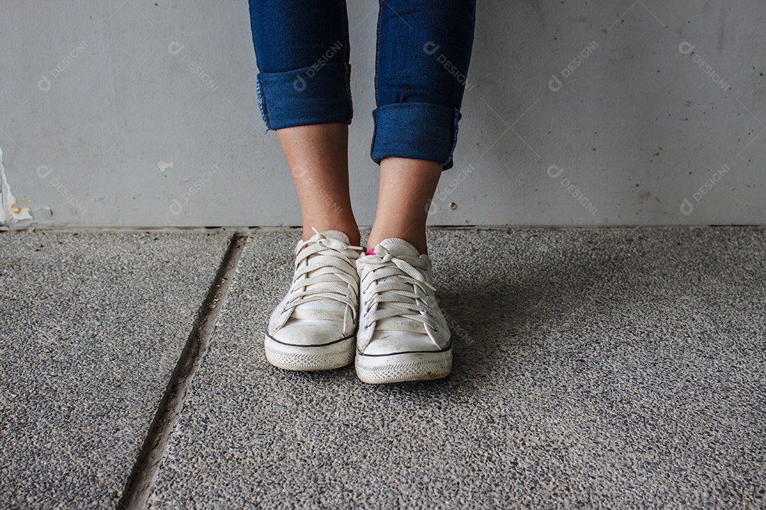 Calça jeans e tênis branco