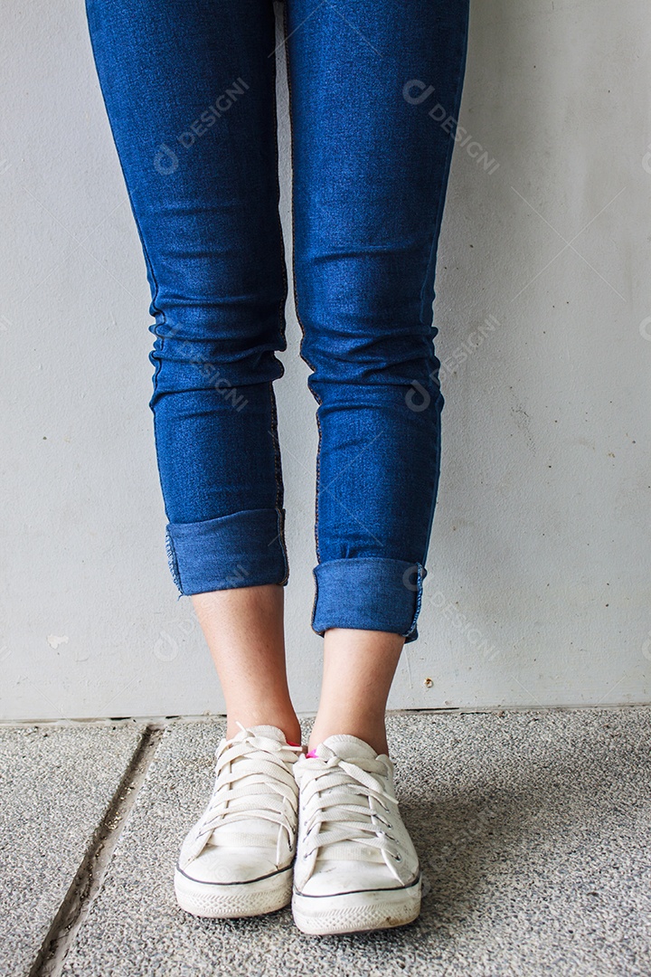 Calça jeans e tênis branco
