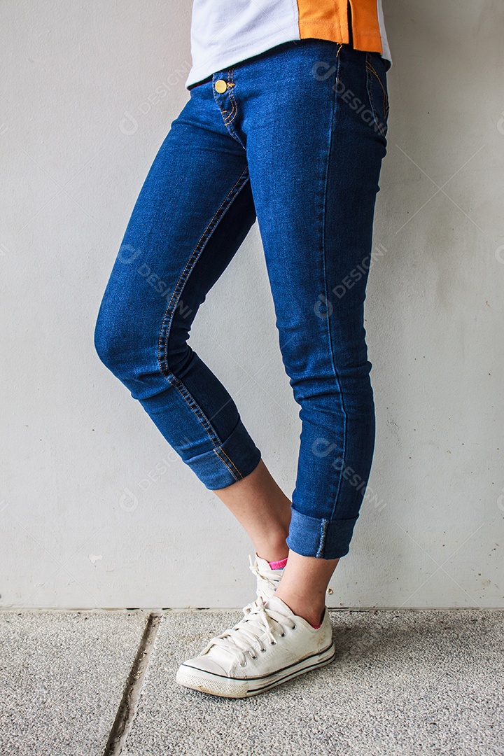 Calça jeans e tênis branco