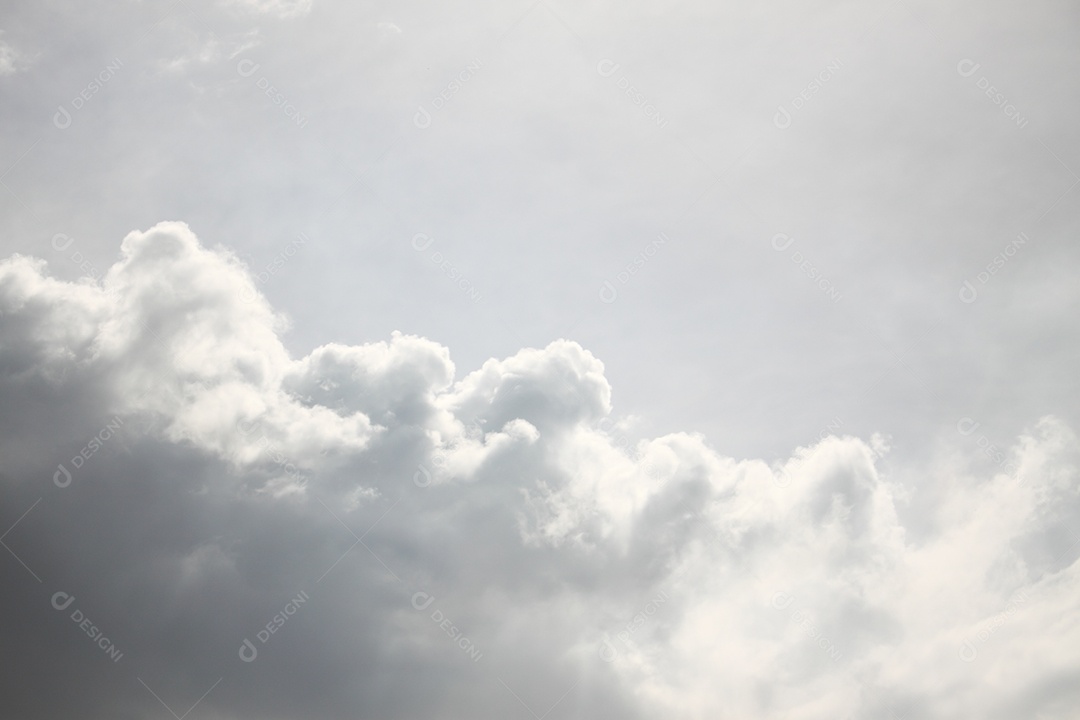 Nuvens pretas e brancas