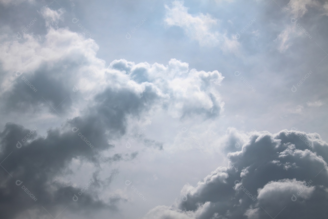 Céu dramático com nuvens tempestuosas