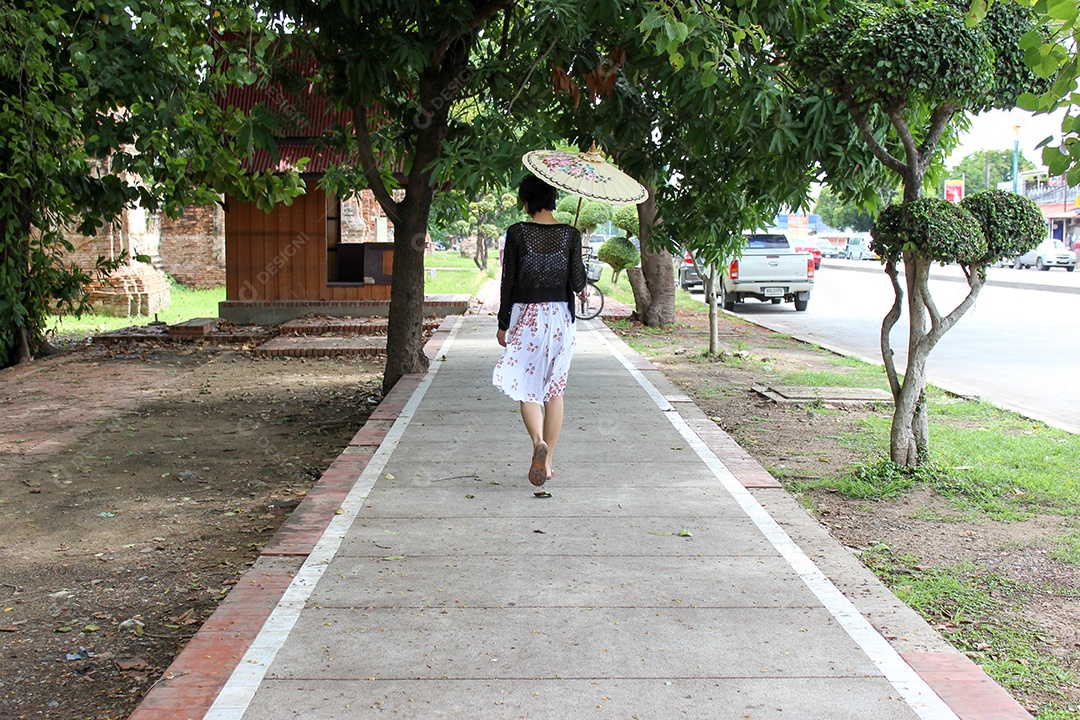 Mulher andando em passarela da rua