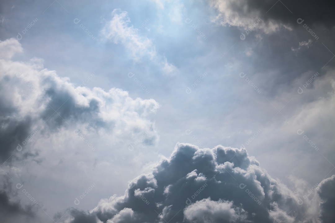 Céu de tempestade com fundo de nuvens cinza