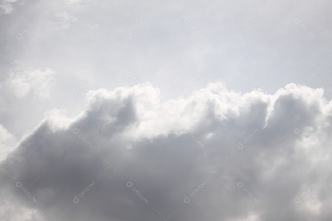 O vasto céu e as nuvens