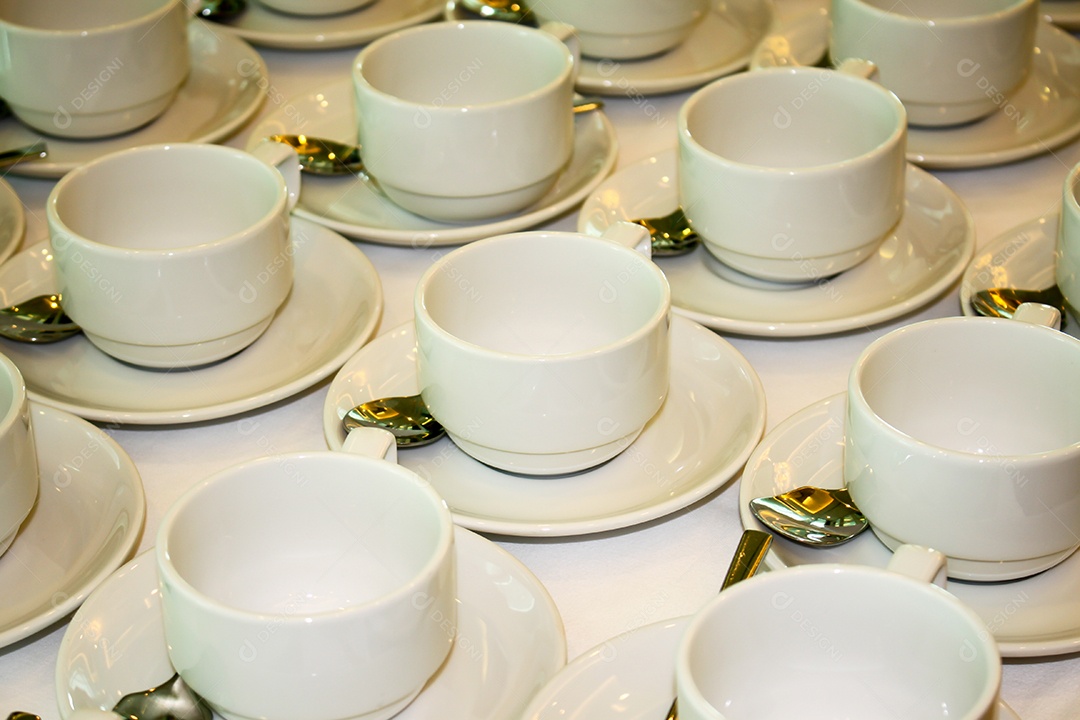 Xícaras de cerâmica brancas