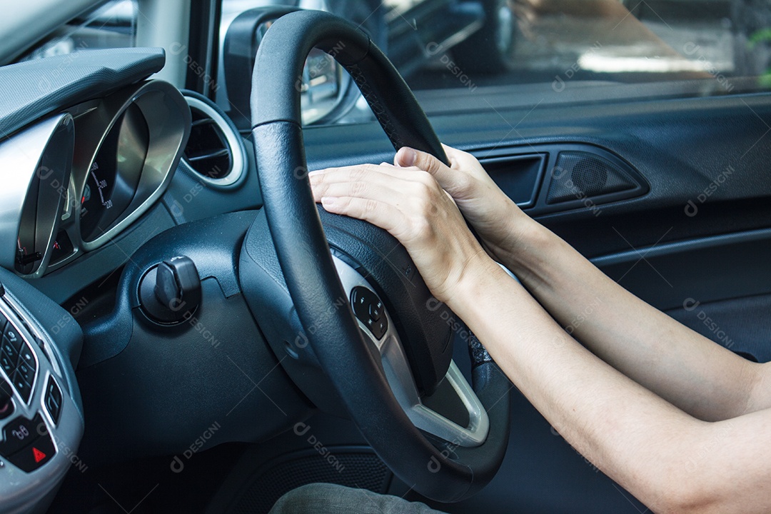 Motorista de carro apitando, mulher em carro de luxo