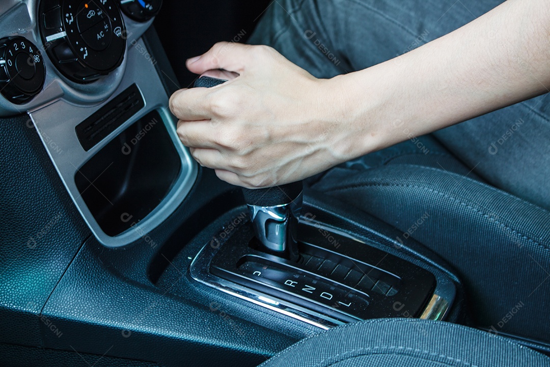 Mão do motorista mudando a alavanca de câmbio