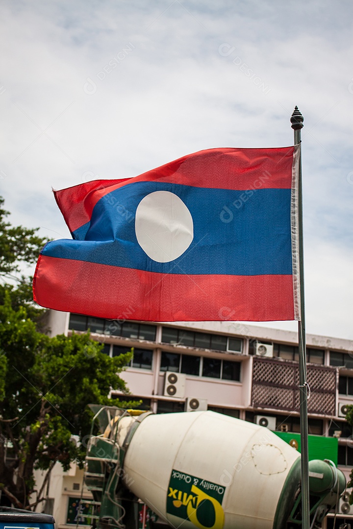 Bandeira do Laos hasteada