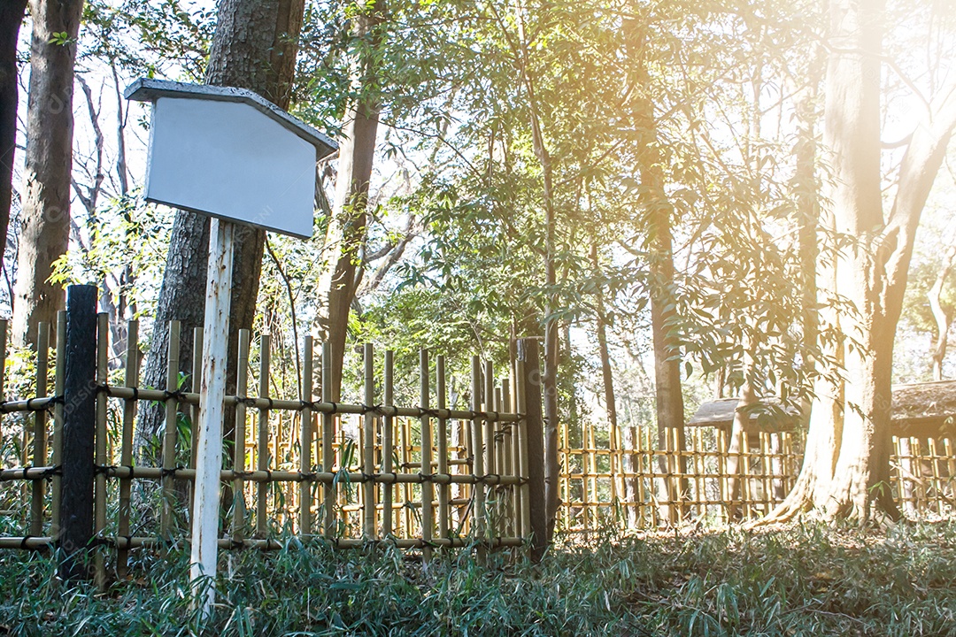 Outdoor no templo do Japão. Outdoor no jardim. Madeira branca