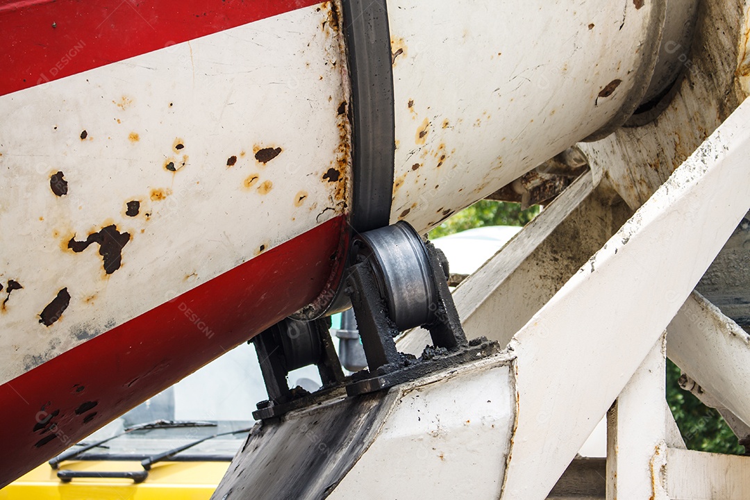 Rolamento do caminhão betoneira em um canteiro de obras