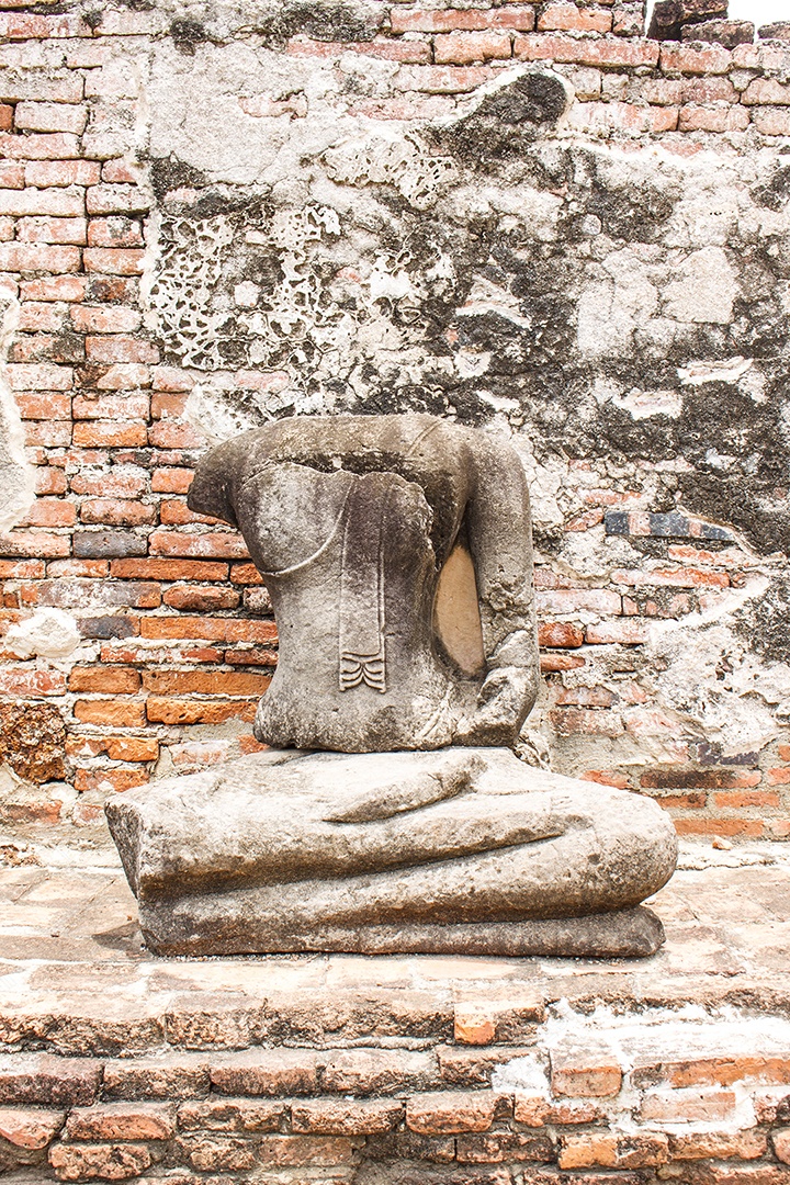 Velho Buda na província de Ayutthaya, Tailândia