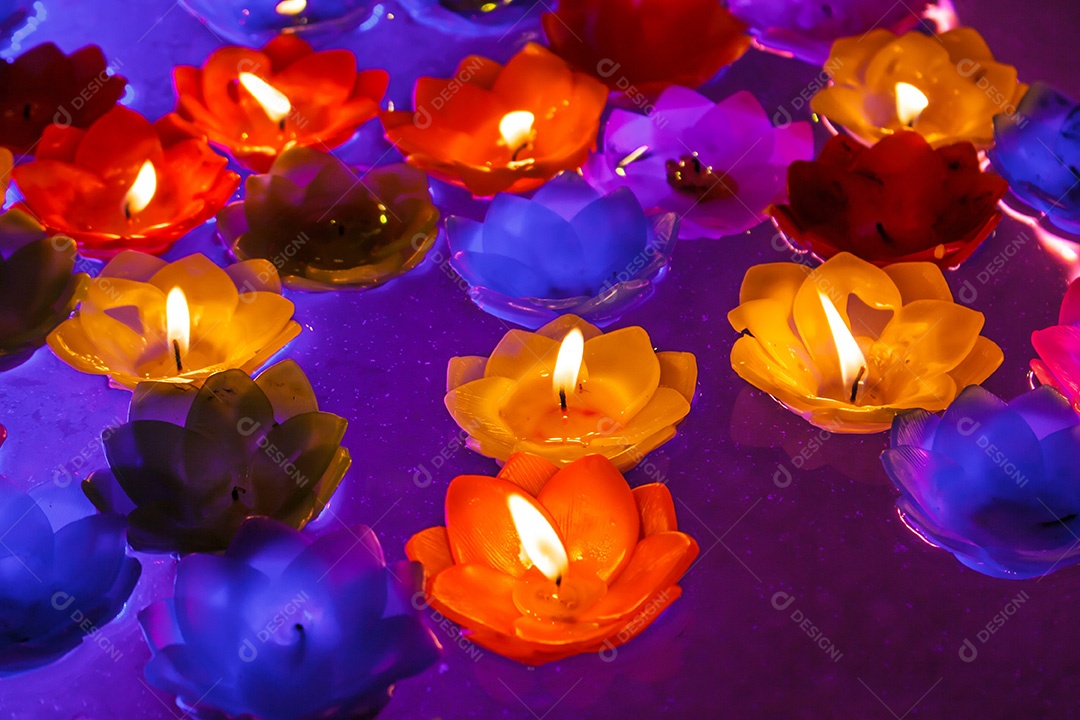 Uma vela flutuante na fé do budismo