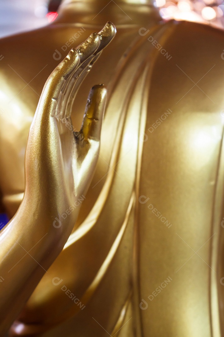 Os fundos dourados da mão da Buda usam para perdoar