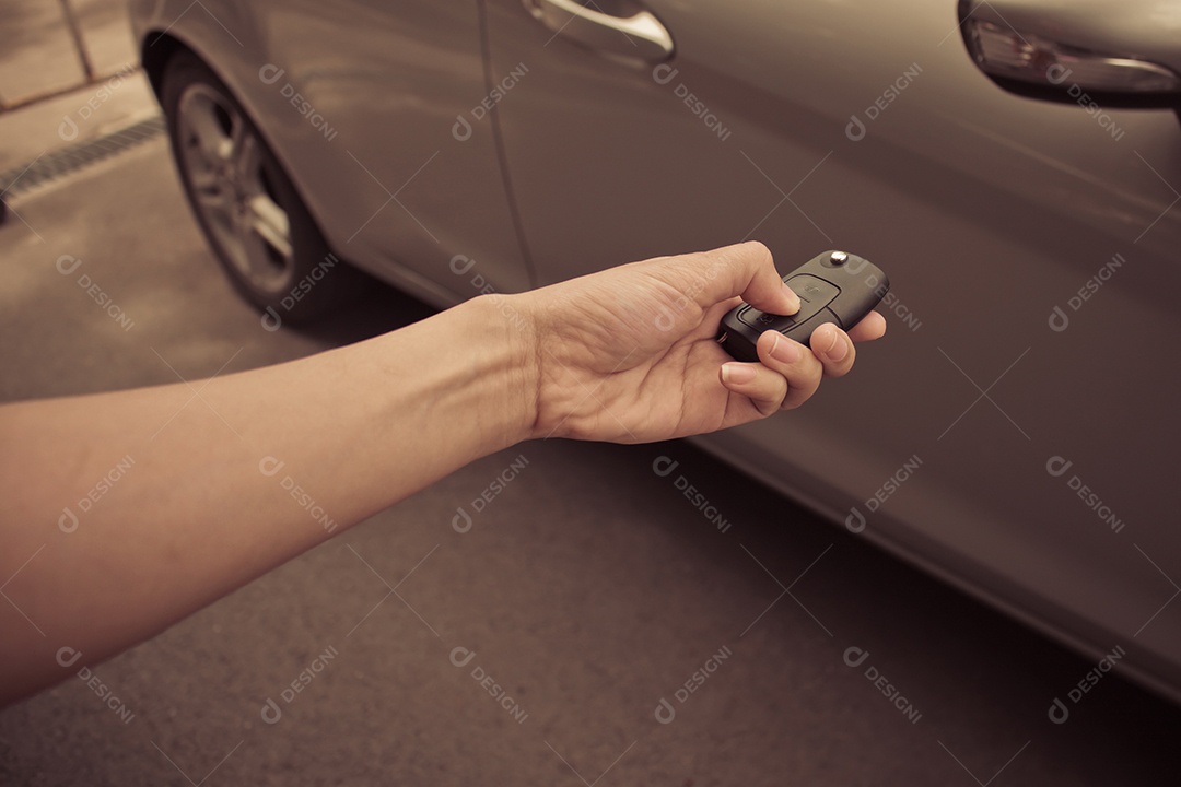Conceito de transporte e propriedade - mulher com chave de carro fora