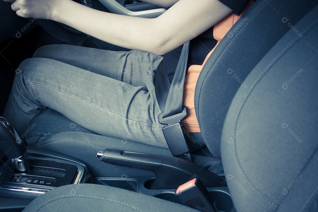 A mulher prende um cinto de segurança. Conceito de condução segura