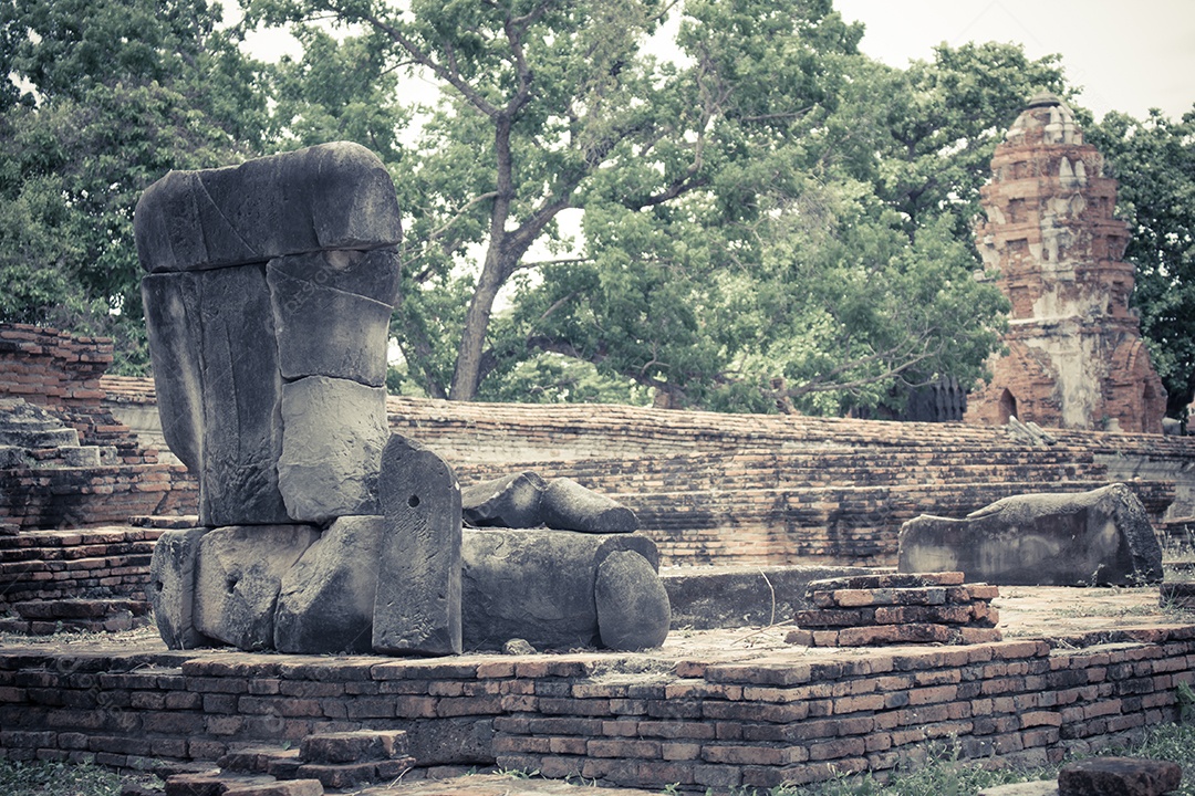 Antiga estátua de Buda na Tailândia