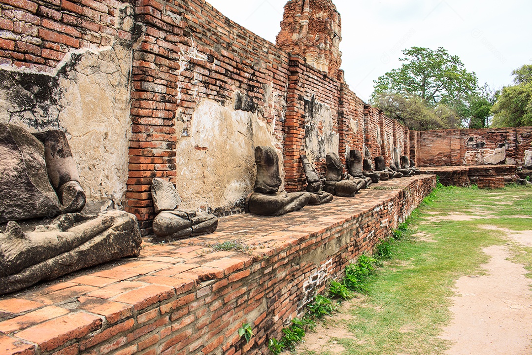 Antiga estátua de buda no templo wat mahathat, Tailândia