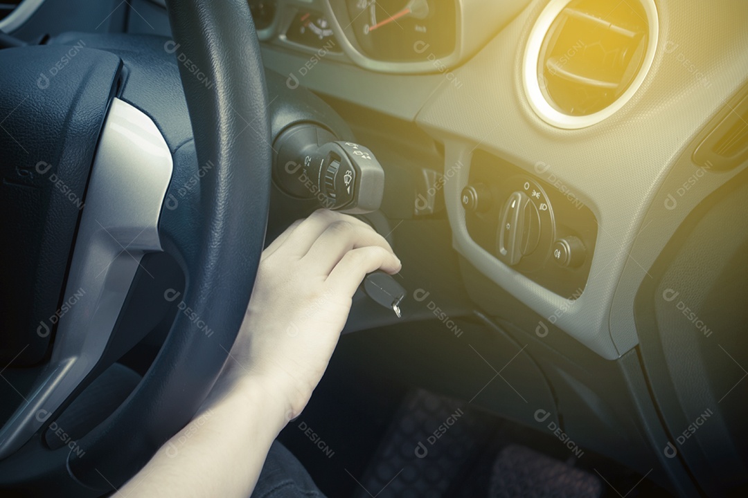 Mãos de mulheres para pegar as chaves para ligar o motor do carro