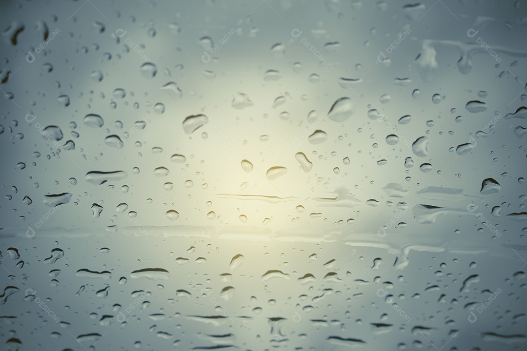 Gotas de chuva no vidro com nascer do sol