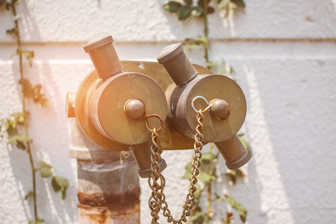 Hidrantes, mangueiras de incêndio conectando o local com o nascer do sol