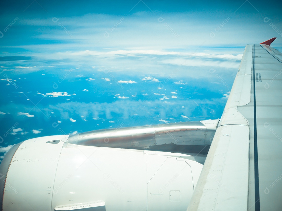 Vista da asa do avião a jato com nuvem e céu azul