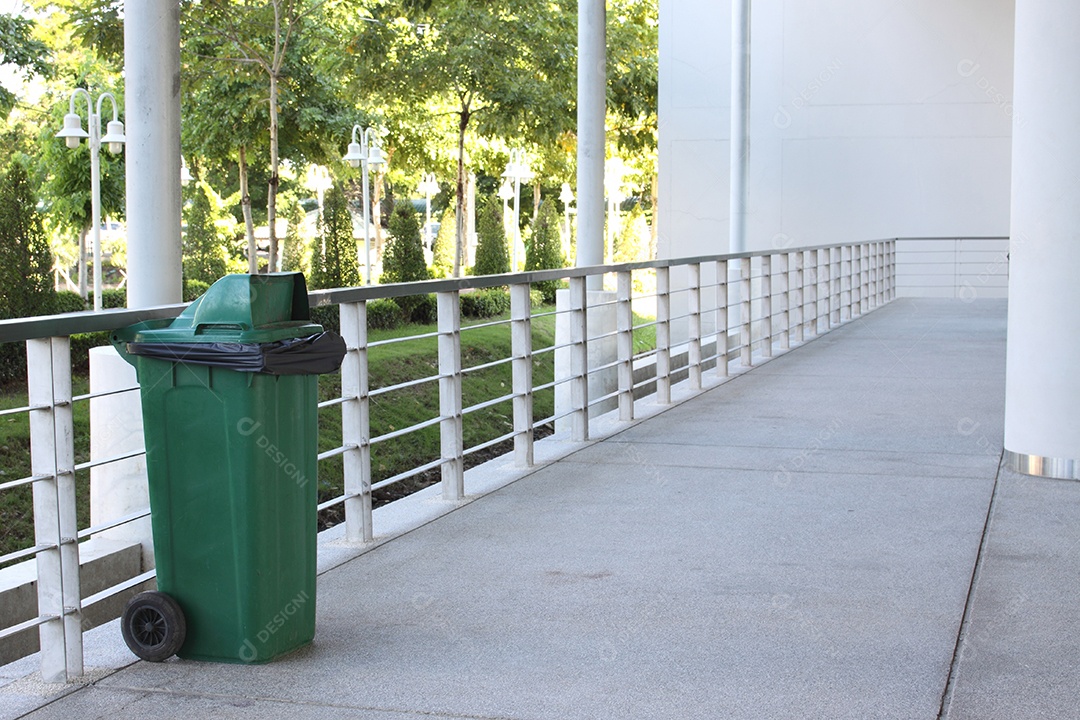 Corredor com lixeira verde