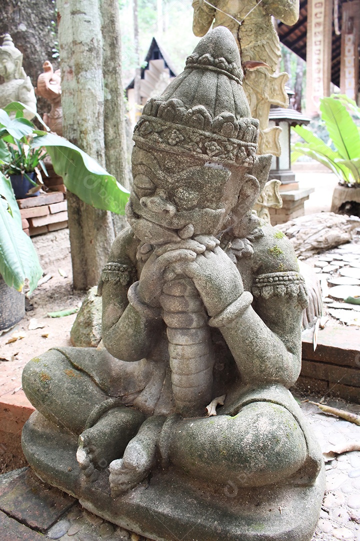 Estátua de pedra budista