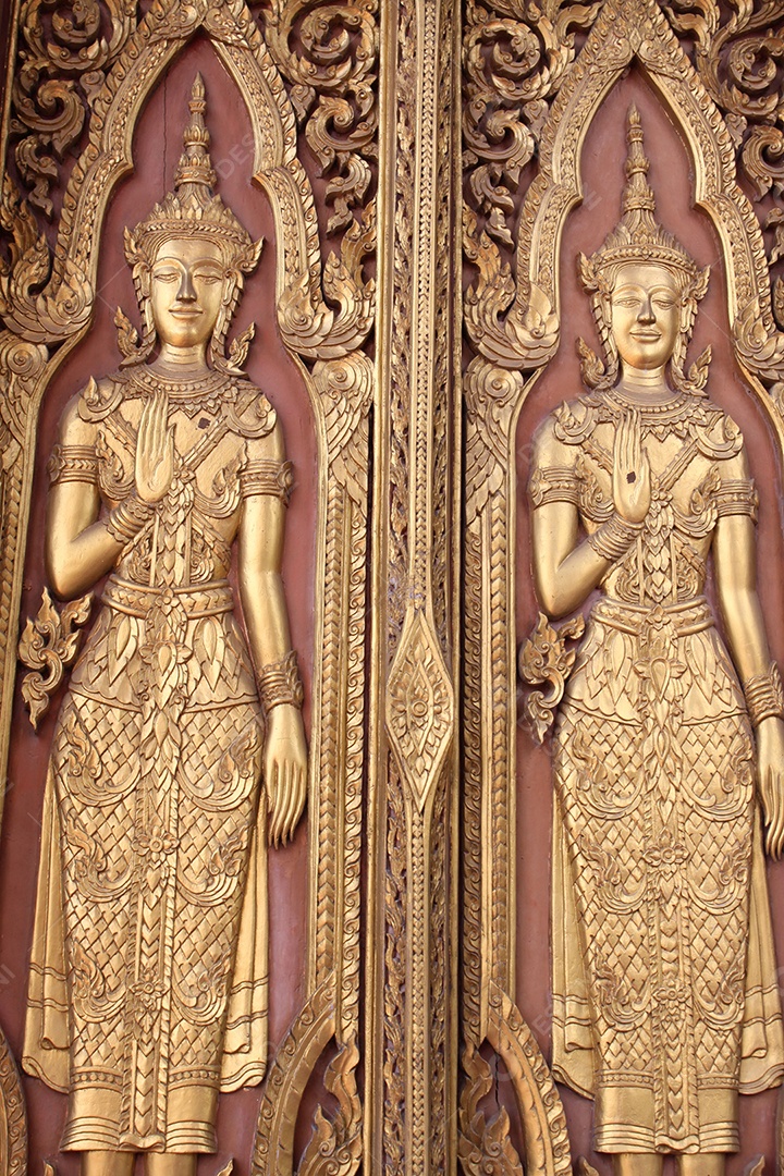 Estilo tailandês tradicional da escultura na porta do templo em Ayutthaya, Tailândia