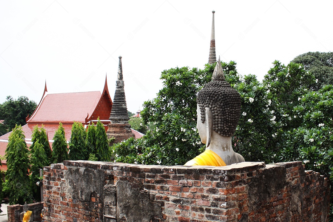 Estátua de pedra budista