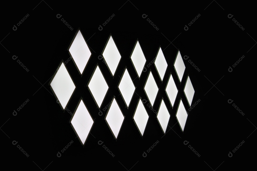 Fundo preto com adesivos branco triangulares