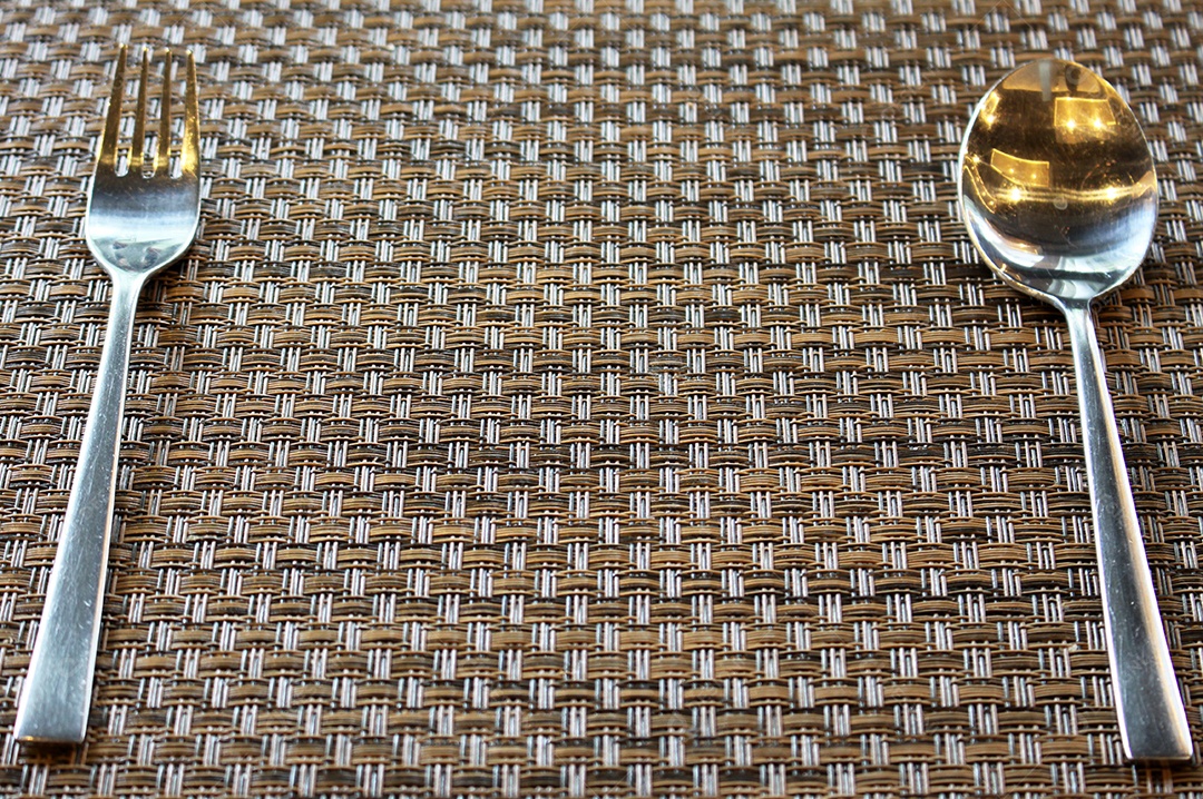 Talheres pratas sobre a mesa