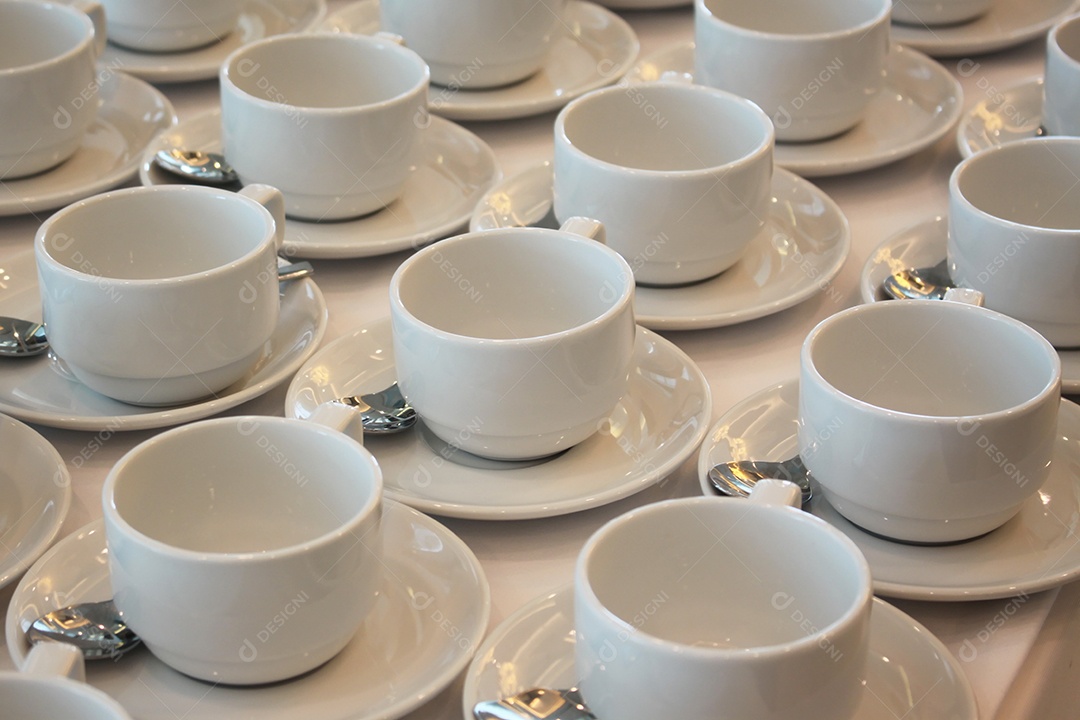 Xícaras brancas de cerâmica