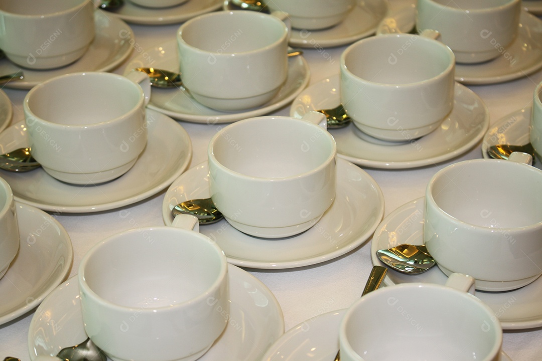 Xícaras brancas de cerâmica