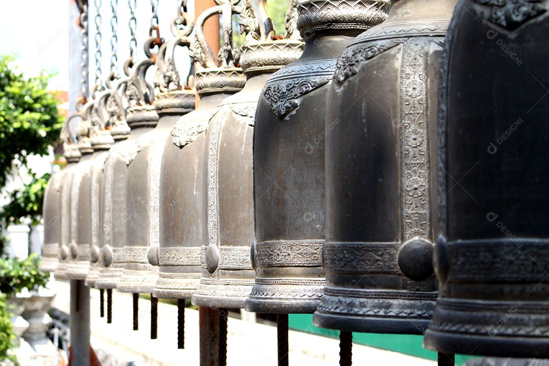 Sinos tibetanos enfileirados