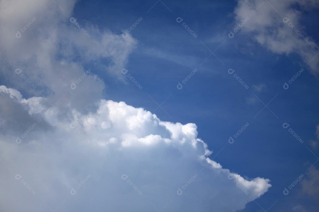 Céu azul com nuvens brancas