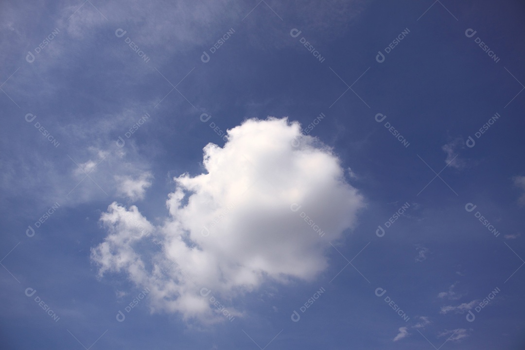 Céu azul com nuvens brancas