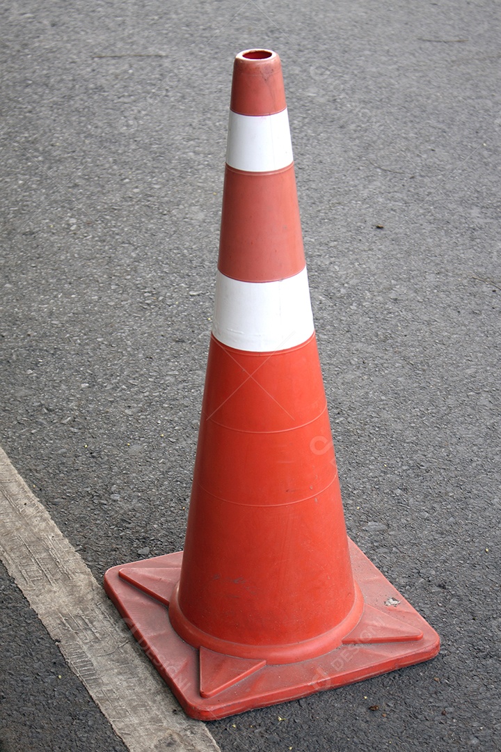 Cone de trânsito no asfalto