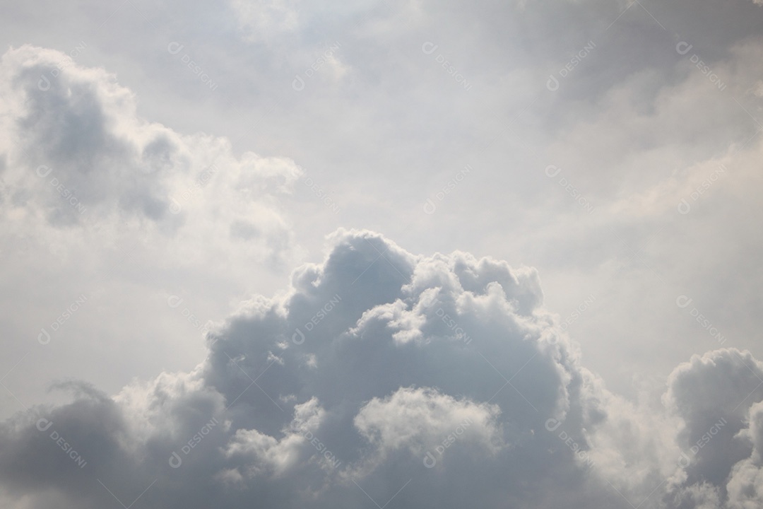 Céu com nuvens raios solares