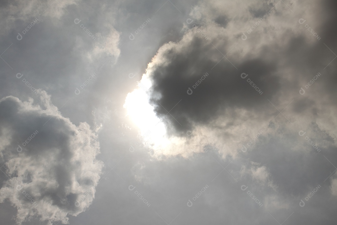 Núvem escura no céu durante o dia